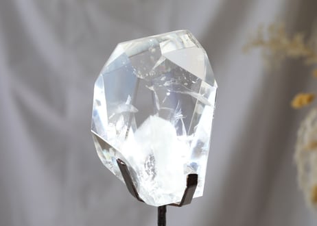 【スーパーレア】虹入り ファントム レムリアンクォーツ 磨き 台座付き