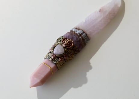 葉月ゆうによる技封入❣️【超越した幸運/良いカルマ/フロー】〈リメイク〉アメジスト＆アゲートの羽根とピンクオパールのバラのワンド ※イベントクーポン使用不可