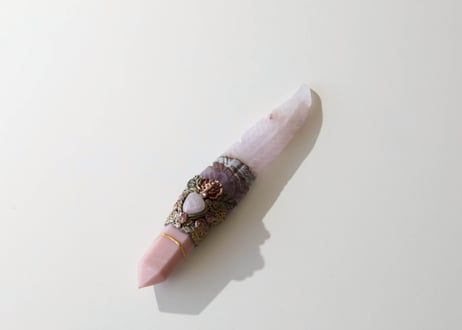 葉月ゆうによる技封入❣️【超越した幸運/良いカルマ/フロー】〈リメイク〉アメジスト＆アゲートの羽根とピンクオパールのバラのワンド ※イベントクーポン使用不可