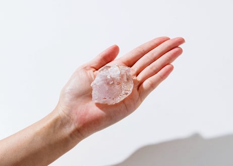 【光が差し込む】マダガスカル産 虹入り ラテライトインクォーツ