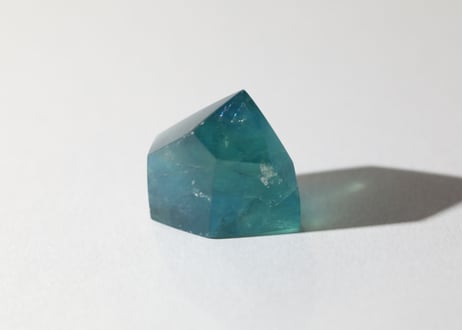 【閃きが恵みとなる】虹入り ブルーフローライト フリーフォーム