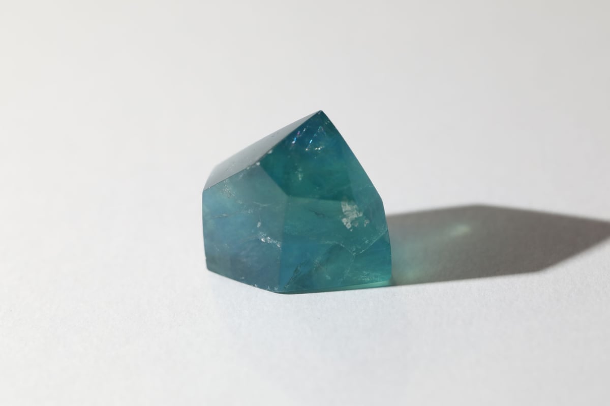 閃きが恵みとなる】虹入り ブルーフローライト フリーフォーム | Y.S.Y24
