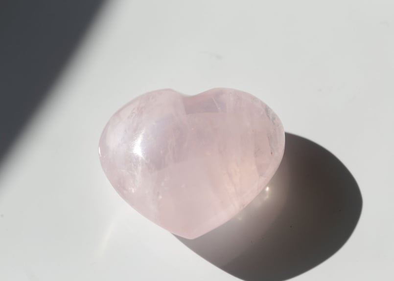 ローズクォーツハート天使の羽♡No.1082 ローズクォーツ ハート マダガスカル産 | 天然石専門店【鬮石】