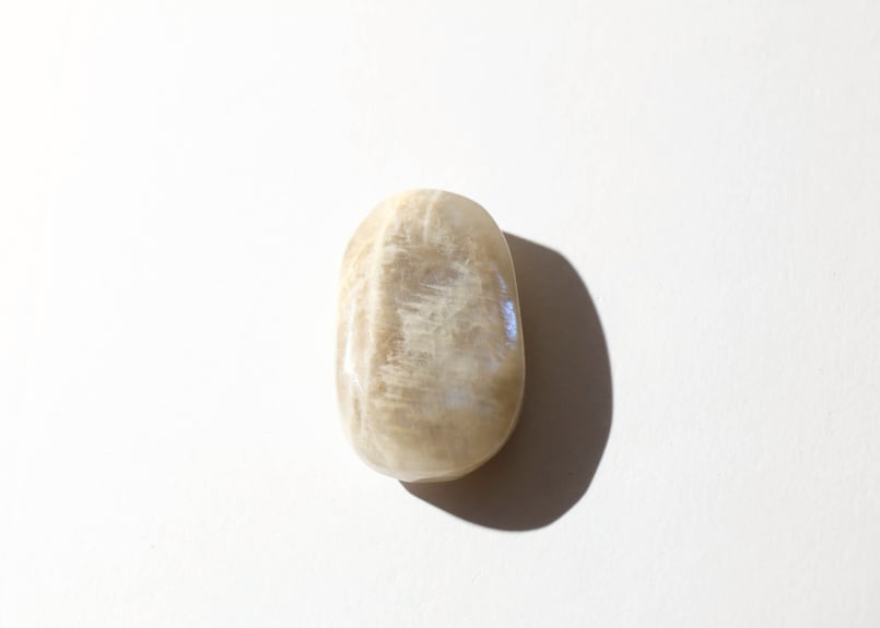 月のお手当て】ムーンストーン 握り石 | Y.S.Y24