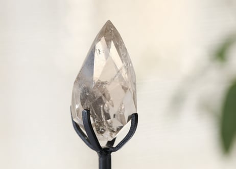 【light magic】虹入り ライトスモーキークォーツ 宝石カット 台座付き