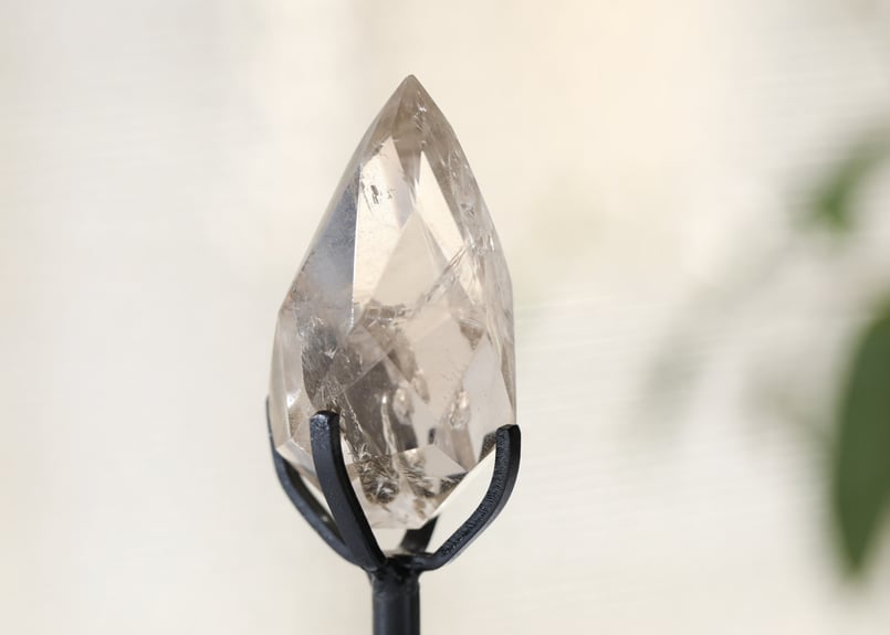 light magic】虹入り ライトスモーキークォーツ 宝石カット 台座 light magic】虹入り ライトスモーキークォーツ 宝石カット 台座