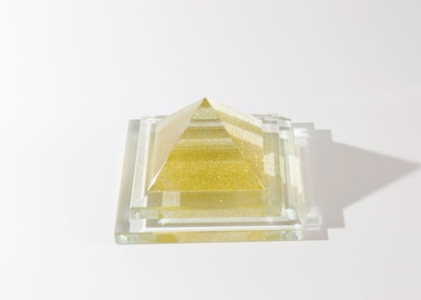 【数量限定で再販！】蔵王権現様の御魂入り！六角形金粉入り高波動ピラミッド※イベントクーポン使用不可