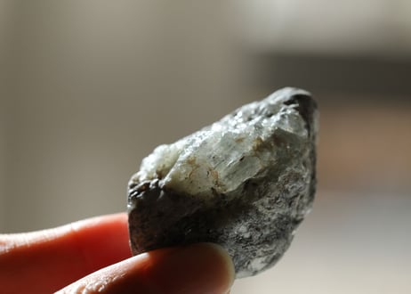 【手のひらの奇跡】ロシア産 虹入りフェナカイト