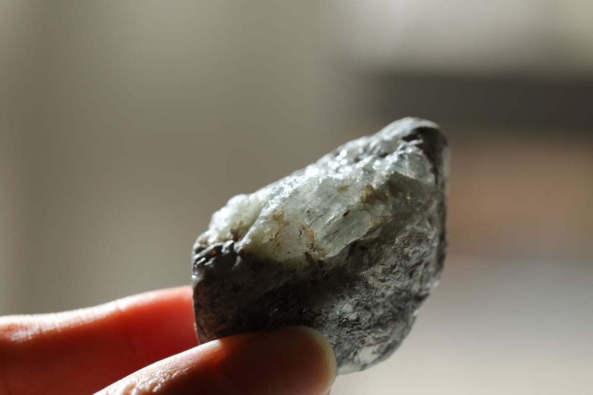 手のひらの奇跡】ロシア産 虹入りフェナカイト | Y.S.Y24