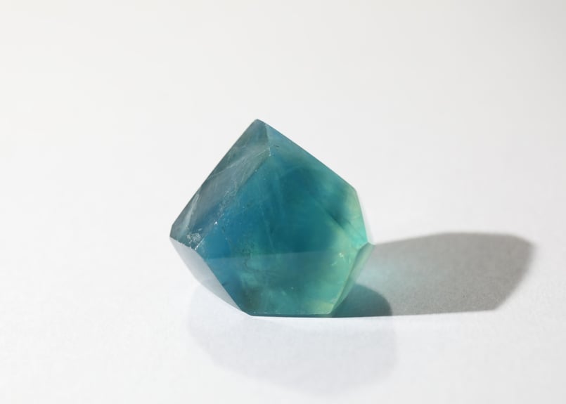 閃きが恵みとなる】虹入り ブルーフローライト フリーフォーム | Y.S.Y24