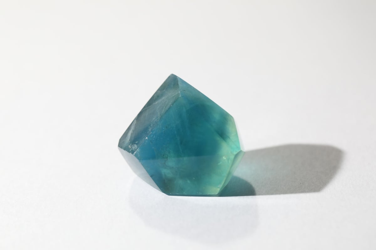 閃きが恵みとなる】虹入り ブルーフローライト フリーフォーム | Y.S.Y24