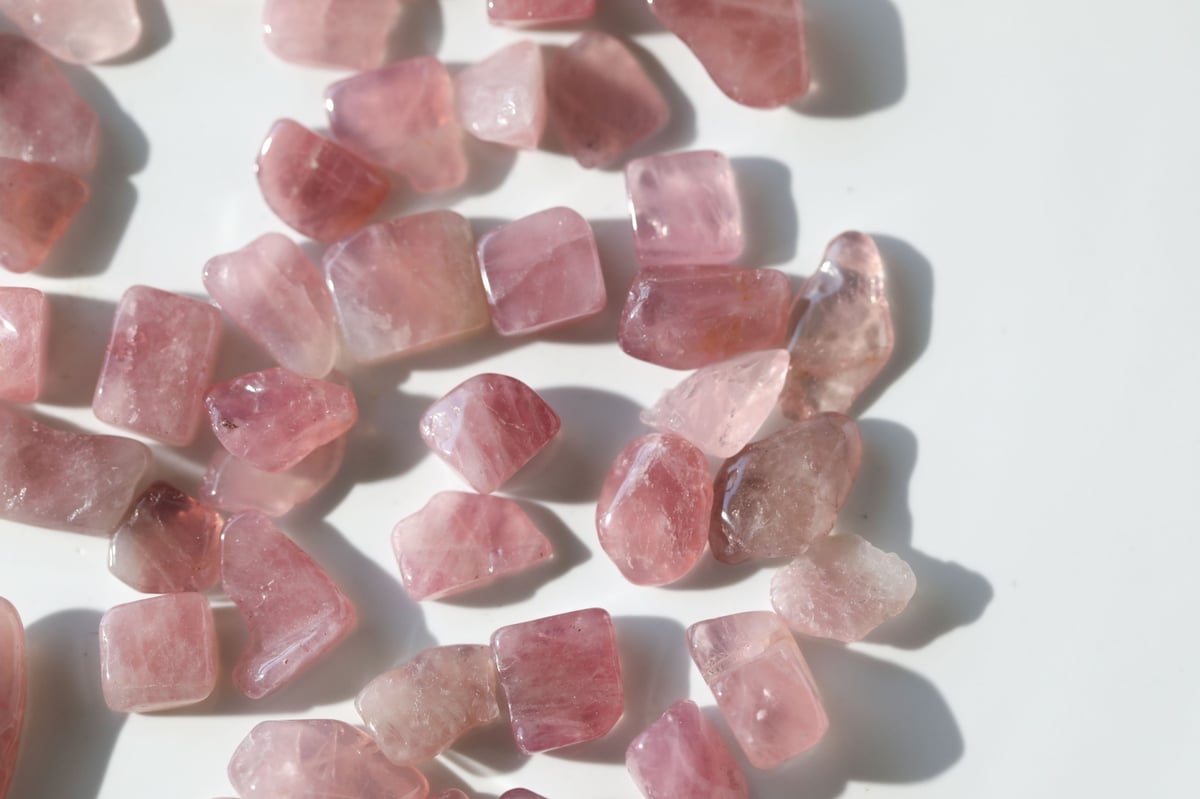 魅力に気付いて】マダガスカル産 ディープローズクォーツ さざれ 魅力に気付いて】マダガスカル産 ディープローズクォーツ さざれ