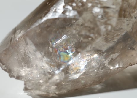 【ビジョンをかなえる】虹入り ライトスモーキークォーツ in クォーツ