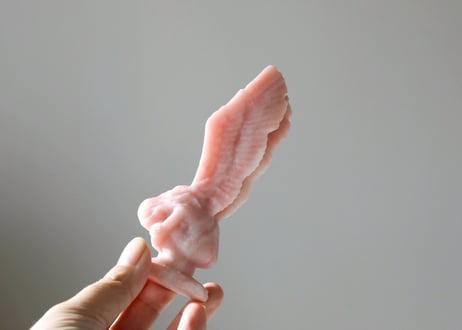 【悟りのシッディ入り】ピンクオパール しゃがんだ天使