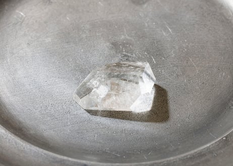 【神秘を手の中に】虹入り レムリアンクォーツ