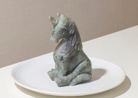 【宇宙とおしゃべりする】ラブラドライトのおすわりユニコーン