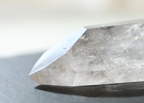 虹入りクリアクォーツ ダブルターミネーテッド ルチル入り【脈打つ】