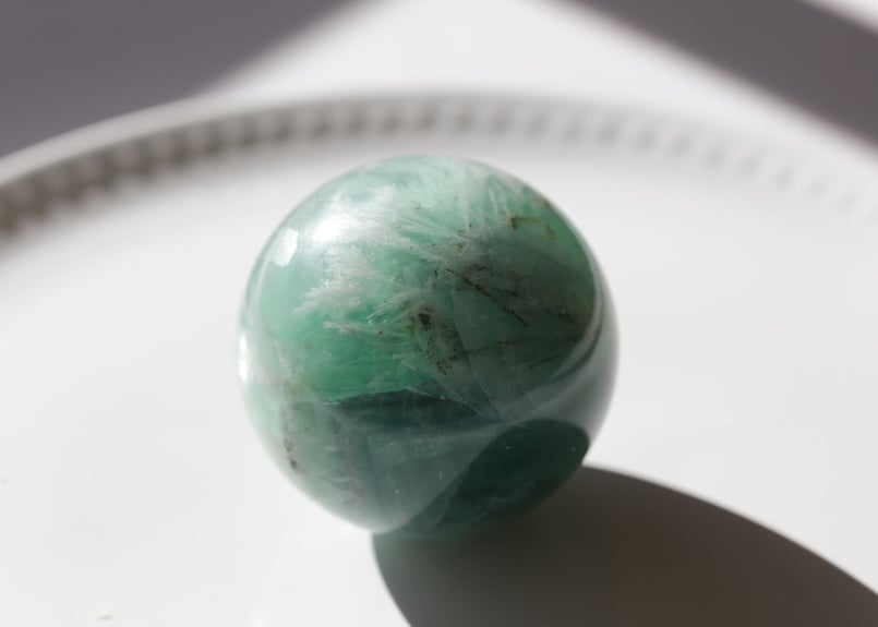 あなたの羽】スノーフレークグリーンフローライト スフィア | Y.S.Y24