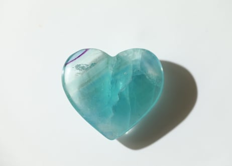 【透明な海】虹入り ブルーフローライト ハート
