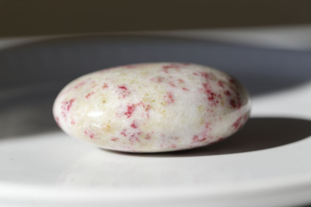 あ〜きゃん♬様　レア　高品質　シナバーインクォーツ　大きめハート　握り石 シナバーインクォーツ 握り石 【落ち着きと繁栄】 | Y.S.Y24