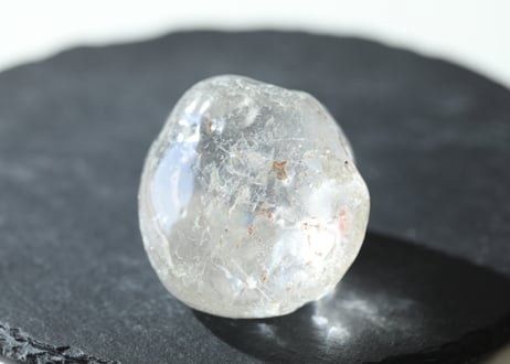 【やさしくつつむ】虹入り 手磨き 水晶