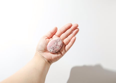 葉月ゆうによる技封入❣️【7億円のヒーリングエネルギー】ロードナイト 握り石 ※イベントクーポン使用不可