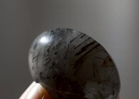 【大地への許し】ブラックトルマリンインクォーツ 握り石