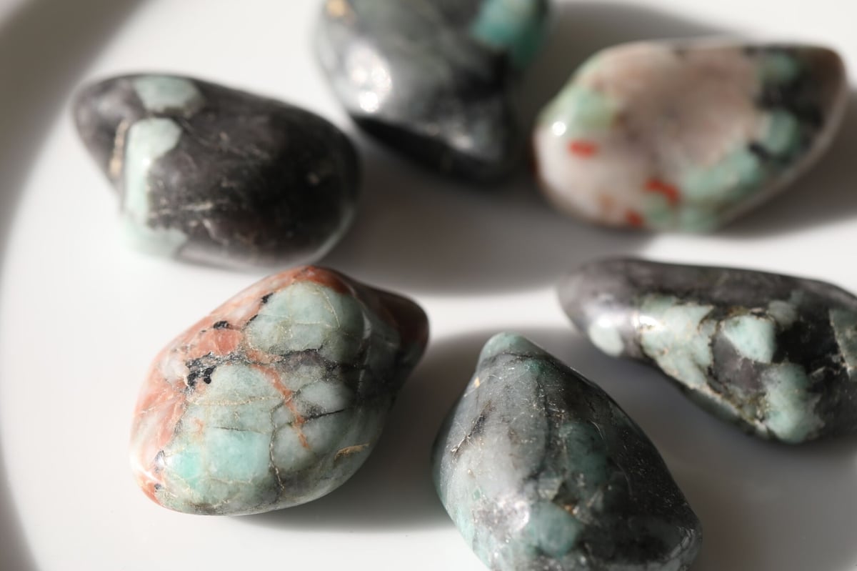 あ〜きゃん♬様　高品質　エメラルド　パーム　握り石 浮気封じ】エメラルド 原石 タンブル 握り石