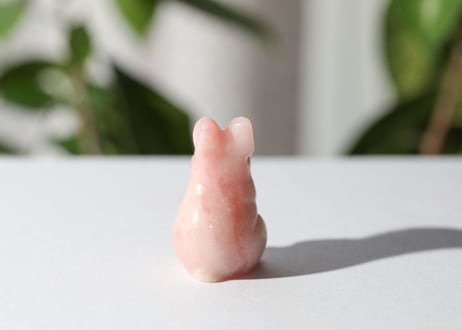 【飛躍する】ピンクオパール うさぎ