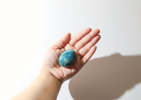 【CHARISMA&ABUNDANCE 人を惹きつける（ビジネスの成功）シジル封入 オリジナルカード付き❣️】アパタイトの小さな握り石 ※イベントクーポン使用不可