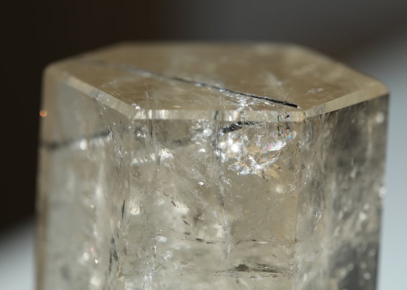 神聖なる光の柱】虹入りスモーキーブラックトルマリンインクォーツ