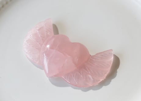 【美の女神】虹入りローズクォーツ ハートウィング