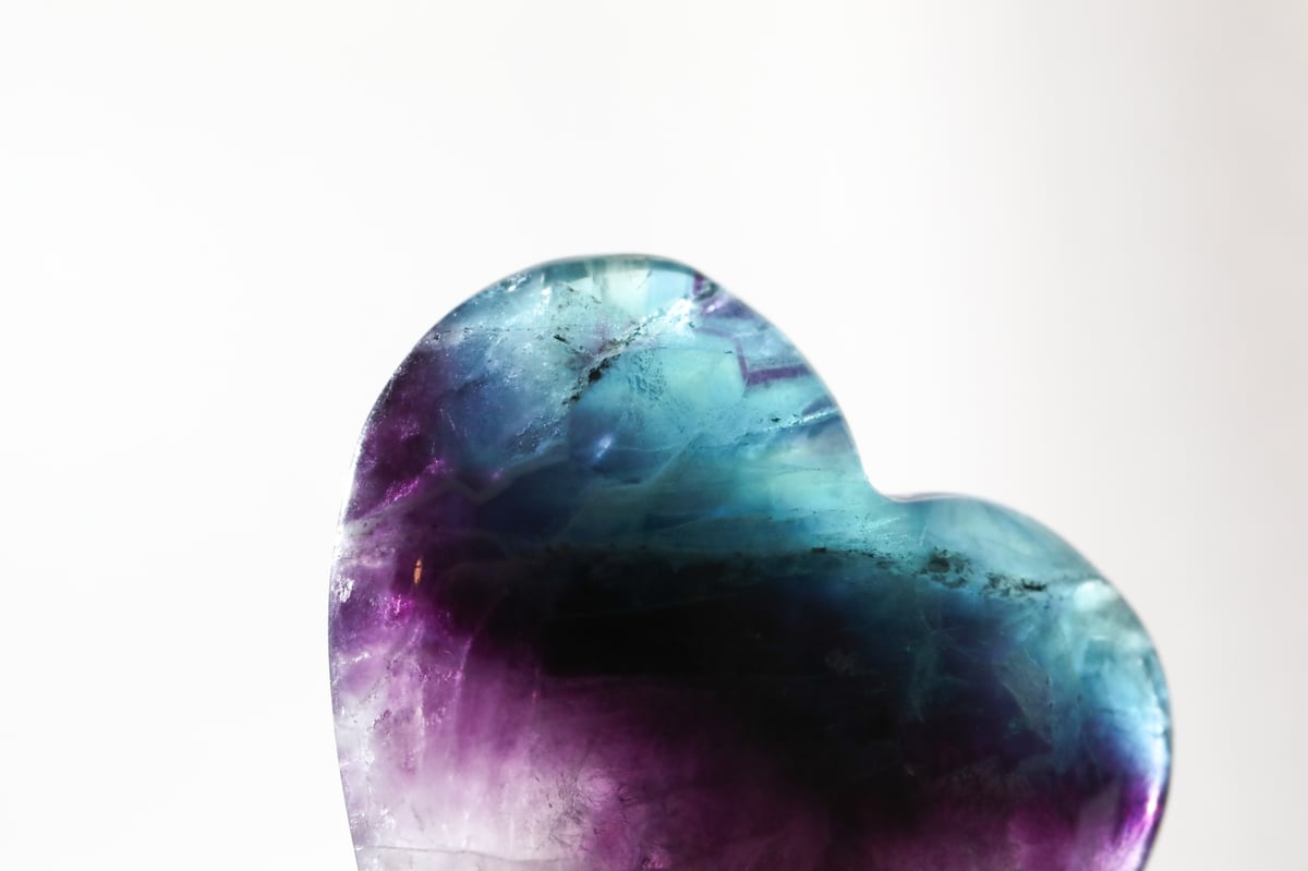 希少 虹入り イエローフローライト テンドリ 天然石 ハート マルチカラー フローライト 13x14mm ハート 1連（約38cm