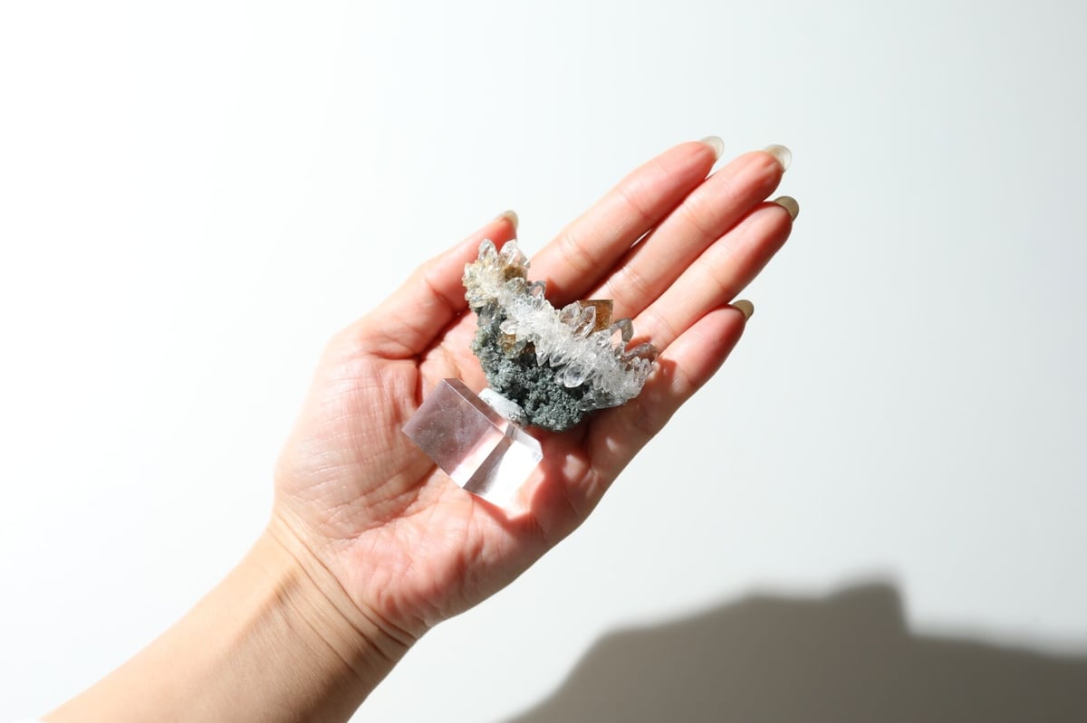 天空の城】ガネーシュヒマール産 ゴールドルチル＆クローライト入り