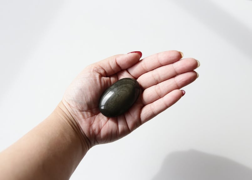 ゴールドシーンオブシディアンの小さな握り石 【照らす】 | Y.S.Y24