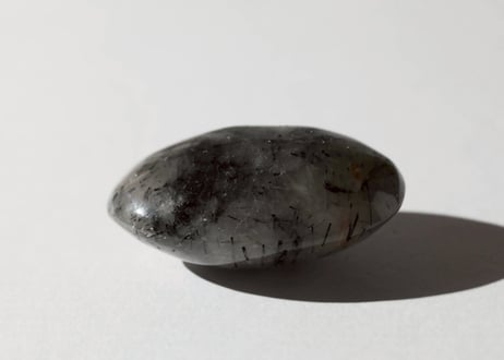 【大地への許し】ブラックトルマリンインクォーツ 握り石
