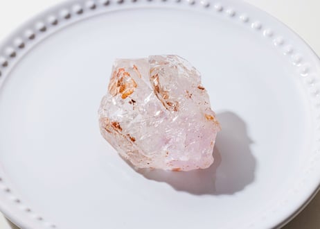 【光が差し込む】マダガスカル産 虹入り ラテライトインクォーツ