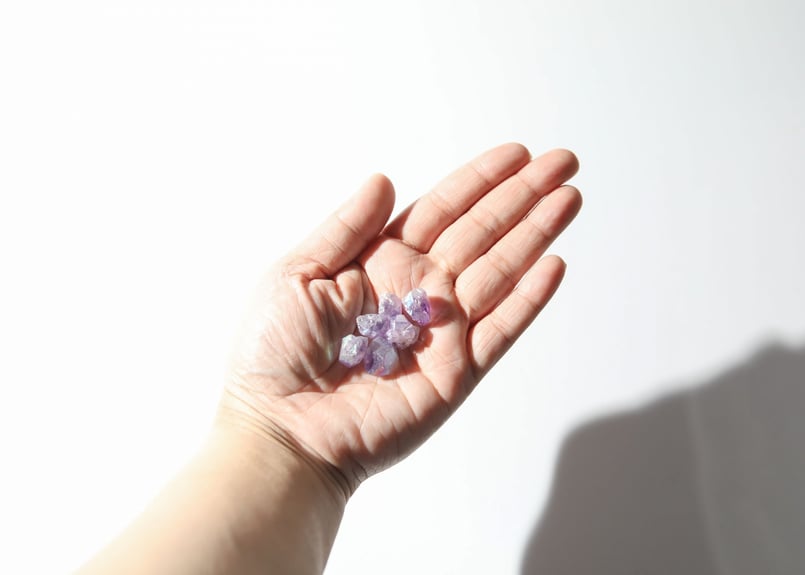 824 ねこ天使 フローライト アメジスト チャーム エンジェル