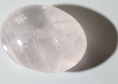 【Jewel】ハイクオリティ 虹入りローズクォーツ タンブル