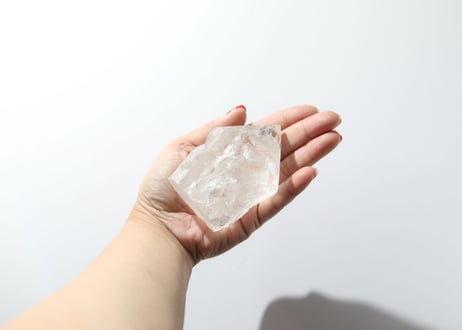 【氷の如く】虹入り クリアクォーツ ハーフポリッシュ