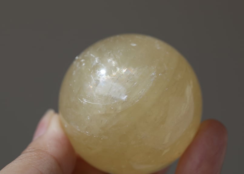 abundance】虹入り ゴールデンカルサイト スフィア 王冠の台座付き