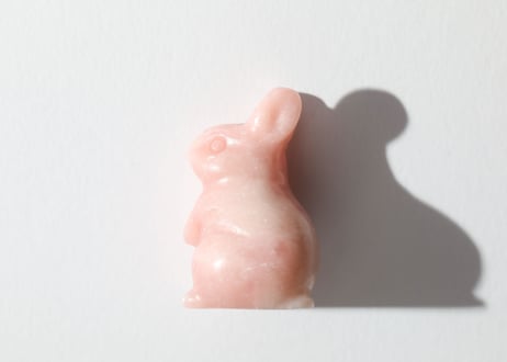 【飛躍する】ピンクオパール うさぎ