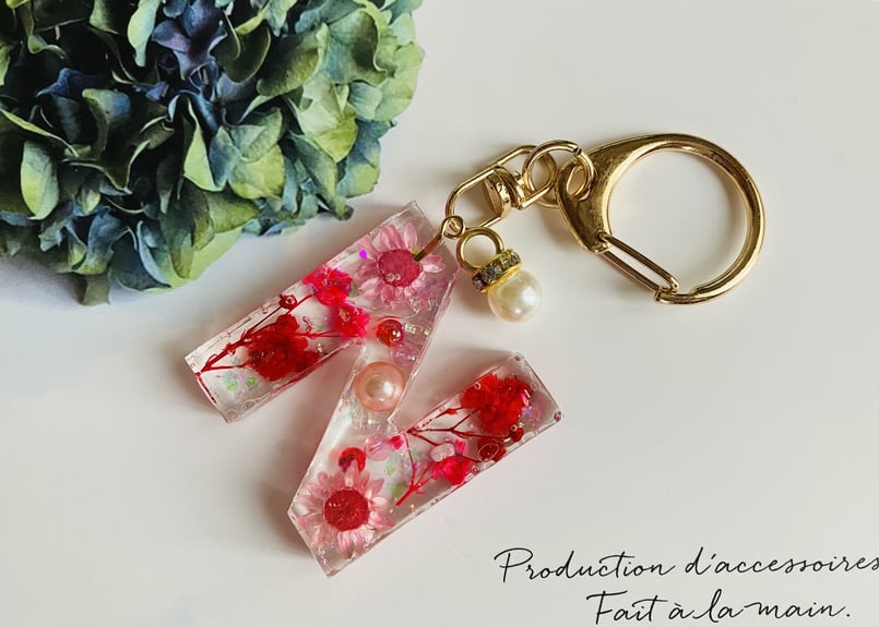 パールチャーム付イニシャルバッグチャーム（N 赤系） | みなmade