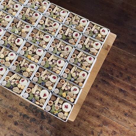 店頭お渡し限定『monoileカーネーションのクッキー缶』