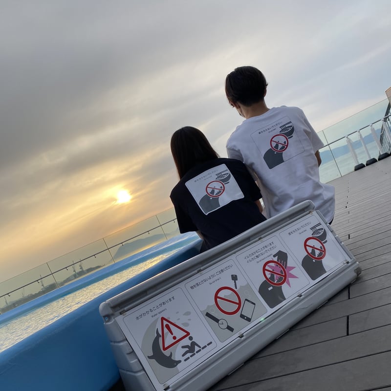 大人用Tシャツ イルカ看板 | 四国水族館ミュージアムショップ
