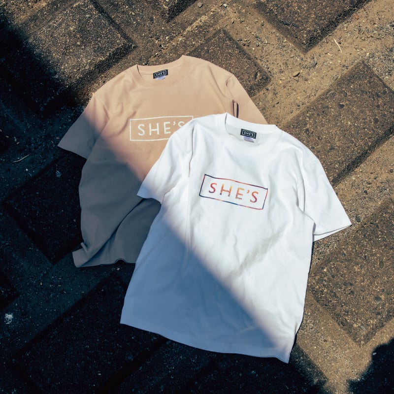 ロゴTシャツ（ボタニカル×スモーキーピンク） | SHE'S ONLINE SHOP