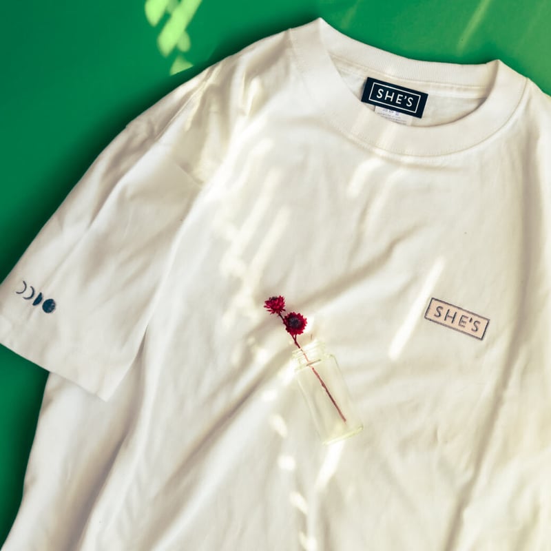 刺繍ロゴ Tシャツ(ホワイト) | SHE'S ONLINE SHOP 刺繍ロゴ Tシャツ(ホワイト) | SHE'S ONLINE SHOP