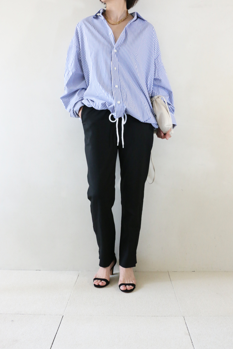 ストライプヘムギャザーシャツ×ZIPパンツコーデ（Spick ＆ Span