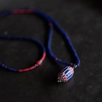 シェブロン玉とホワイトハート、ビーズのネックレス