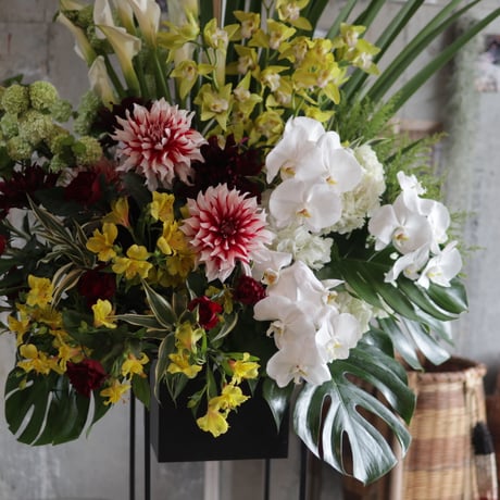 【静岡市内限定】フローリストにおまかせ季節のスタンド花：M（送料無料）